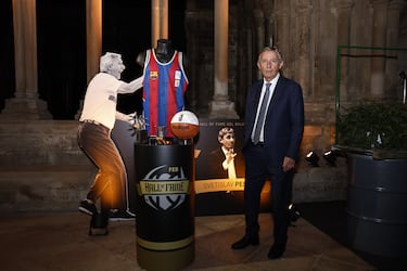 Svetislav Pesic posa ante un altar creado en homenaje al técnico serbio.