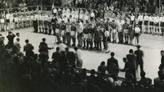 <b>BRILLANTE CLAUSURA. </b>El Palacio de Deportes de Barcelona congregó a 12.000 personas, a las selecciones participantes, y a Samaranch (en el centro) repartiendo los premios.