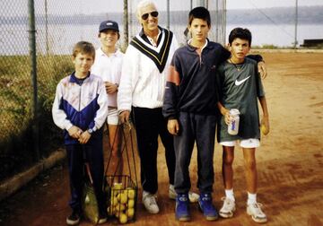 Jelena Gencic y Novak Djokovic, en el centro, en los primeros años del crecimiento del serbio como tenista.