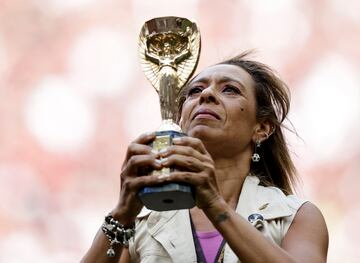 Pelé recibió un multitudinario y emotivo homenaje en el Estadio Nacional de Brasilia durante la final de la Supercopa de Brasil, que enfrentó a Palmeiras y Flamengo. En la imagen, Flavia Christina Kurtz Nascimento, una de las hijas
de ‘O Rei’, muestra una réplica del trofeo Jules Rimet antes del partido, donde se coronó campeón el Palmeiras (4-3). 