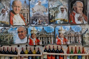 Imanes con imágenes del Papa Francisco y el Papa Juan Pablo II se exhiben en una tienda de recuerdos, luego de la muerte del pontífice, en Roma.