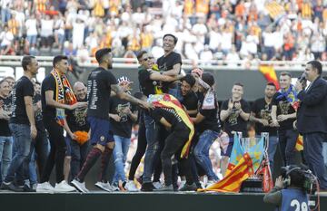 Valencia streets packed as fans celebrate with Copa del Rey winning team