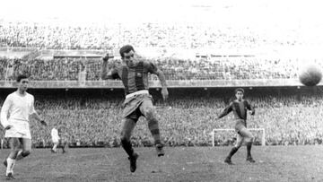 Un remate de Evaristo en el Madrid-Bar&ccedil;a de 1957 en plena gripe asi&aacute;tica.