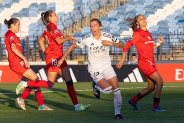 Shei Garca se lleva la mano al escudo nada ms marcar su primer gol con el Real Madrid (al Sevilla).