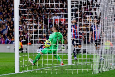 0-1. Vinicius Junior centra desde la izquierda, Ronald Araujo despeja con la cabeza al primer palo de la portería de Marc-André Ter Segen, sorprendiendo al portero alemán, y el balón entra en la portería tras tocar ambos postes.