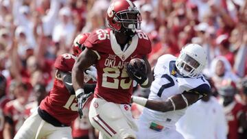 Oct 3, 2015; Norman, OK, USA; Oklahoma Sooners running back Joe Mixon (25) runs for a touchdown against the West Virginia Mountaineers in the second quarter at Gaylord Family - Oklahoma Memorial Stadium. Mandatory Credit: Mark D. Smith-USA TODAY Sports