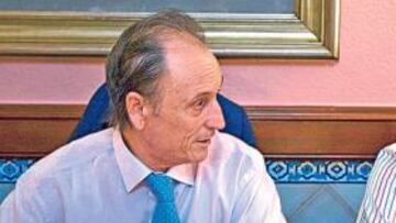 <b>REUNIDOS. </b>Manuel Ruiz de Lopera recibió ayer en sus oficinas de la calle Jabugo a Antonio Tapia. Analizaron la situación actual y los posibles movimientos de futuro.