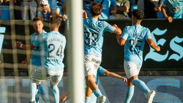 Los jugadores del Celta celebran el tercer tanto del conjunto celeste contra el Valencia en Bala¨ªdos.