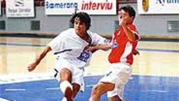 <b>GOLEADOR.</B> Guga volvió a ser contundente con tres tantos.