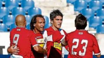 <b>EL PRIMERO. </b>Tamudo, Jonathan y De la Peña se abrazan con Rufete, después de anotar el primer tanto del encuentro de ayer en el 51'.