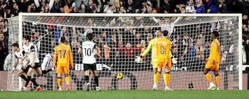 1-0. Contraataque del Valencia. Foulquier, en el rea del conjunto madridista, da un pase atrs a Javi Guerra que dispara a bocajarro y Thibaut Courtois despeja como puede. Hugo Duro, en el rechace, marca a placer el primer tanto.