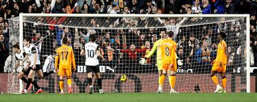1-0. Contraataque del Valencia. Foulquier, en el área del conjunto madridista, da un pase atrás a Javi Guerra que dispara a bocajarro y Thibaut Courtois despeja como puede. Hugo Duro, en el rechace, marca a placer el primer tanto.