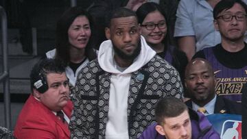 LeBron James, en el banquillo durante el partido ante Oklahoma City Thunder.