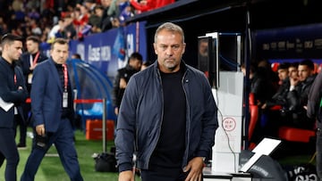 El entrenador del Barcelona, Hans-Dieter Flick, antes del partido de LaLiga en Primera División que CA Osasuna y FC Barcelona disputan este sábado en el estadio de El Sadar, en Pamplona.