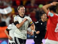 Germany's striker Alexandra Popp celebrates scoring her team's second goal during the UEFA Women's Euro 2022 quarter final football match between Germany and Austria at the Brentford Community Stadium, in London, on July 21, 2022. (Photo by JUSTIN TALLIS / AFP) / No use as moving pictures or quasi-video streaming.
Photos must therefore be posted with an interval of at least 20 seconds.