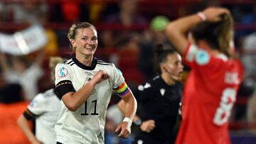 Germany's striker Alexandra Popp celebrates scoring her team's second goal during the UEFA Women's Euro 2022 quarter final football match between Germany and Austria at the Brentford Community Stadium, in London, on July 21, 2022. (Photo by JUSTIN TALLIS / AFP) / No use as moving pictures or quasi-video streaming. 
Photos must therefore be posted with an interval of at least 20 seconds.