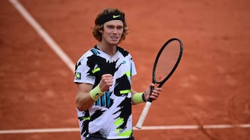 Andrey Rublev celebra una victoria en Roland Garros.