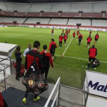 Vukomanovic, técnico del Standard, se entrenó ayer con sus jugadores sobre el césped del Ramón Sánchez Pizjuán, cuya salida al campo se ve en la imagen.