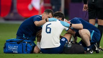 Harry Maguire, jugador de Inglaterra, es atendido por los servicios médicos.