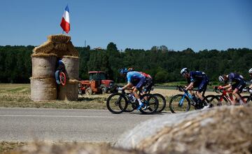 El pelotón durante la decimotercera etapa del Tour de Francia 2022. 