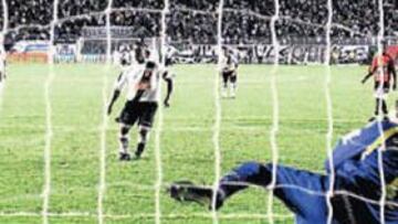 <b>EL MOMENTO. </b>Romario logró el gol 1.000 de su carrera tras transformar este penalti en el minuto 47.