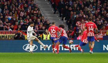 2-2. Centro de Bellingham al segundo palo y Joselu remata a placer,  libre de marca , el segundo gol.