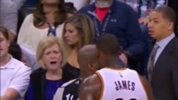 Una señora, a LeBron: "Deja de llorar"; el Rey se lo toma a risa