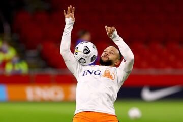 Memphis Depay of The Netherlands warms up before the International Friendly football match between Netherlands and Spain on november 11, 2020 at Johan Cruijff Arena in Amsterdam, Netherlands - Photo Marcel ter Bals / Orange Pictures / DPPI  AFP7  11/11/20