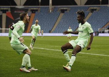 1-2. Nico Williams celebra el segundo gol.