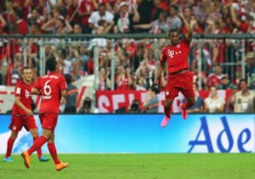 Douglas Costa celebra el último gol del Bayern Munich sobre Hamburgo.