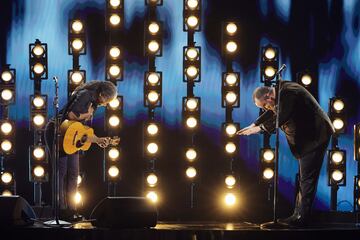 Tracy Chapman y Luke Combs se presentan en el escenario durante la 66.ª edición de los premios GRAMMY en el Crypto.com Arena el 4 de febrero de 2024 en Los Ángeles, California.