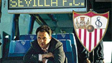 <b>AL DESTIERRO</b>. Caparrós encabezó la expedición del Sevilla, que partió hacia Cádiz ayer por la tarde.