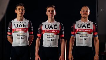 Pogacar, campe&oacute;n del Tour en 2020, luce el nuevo maillot del UAE.
