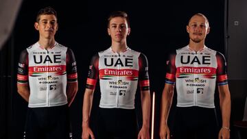 Pogacar, campeón del Tour en 2020, luce el nuevo maillot del UAE.