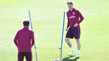 Fernando Torres y Cerci, durante el entrenamiento de esta mañana.