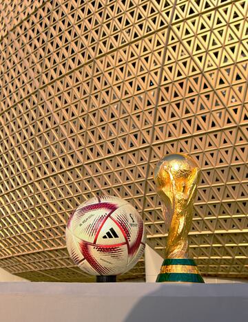 Adidas ha revelado el balón para las semifinales y la final de la Copa Mundial de la FIFA Qatar 2022, Al Hilm, que se traduce como "El sueño" en árabe. El diseño se establece en un color base dorado texturizado que presenta un sutil patrón triangular, inspirándose en los brillantes desiertos de la región que rodean la ciudad.