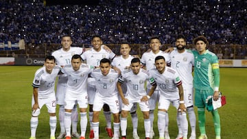 FILE PHOTO: Soccer Football - World Cup - CONCACAF Qualifiers - El Salvador v Mexico - Estadio Cuscatlan, San Salvador, El Salvador - October 12, 2021 Mexico players pose for a team group photo before the match REUTERS/Jose Cabezas/File Photo