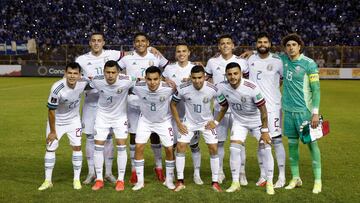 FILE PHOTO: Soccer Football - World Cup - CONCACAF Qualifiers - El Salvador v Mexico - Estadio Cuscatlan, San Salvador, El Salvador - October 12, 2021 Mexico players pose for a team group photo before the match REUTERS/Jose Cabezas/File Photo