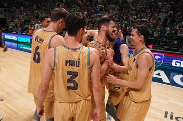 Los jugadores del Barcelona celebran el pase a la final de la ACB.