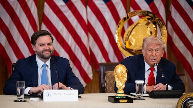 JD Vance y Donald Trump, vicepresidente y presidente de Estados Unidos, durante la primera sesión del Task Force presidencial para organizar el Mundial FIFA de 2026