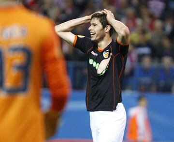 La imagen de Zigic, con la camiseta despedazada, al acabar la vuelta de los cuartos de final de la Europa League 2009-10, en el Calderón, es ya un icono de las injusticias en contra del bando blanquinegro. Juanito le agarró y Florian Meyer no lo vio. Eran los últimos minutos. El duelo acabó sin goles, el Atlético pasó y acabó ganando esa Europa League de la mano de Quique Sánchez Flores.