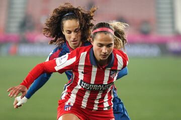 María de Alharilla del Levante y  Deyna Castellanos del Atlético de Madrid 