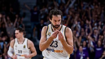 El escolta del Real Madrid Sergio Llull celebra tras encestar, durante el partido de la Euroliga de baloncesto que Real Madrid y Olimpia Milán disputan este jueves en el Wizink Center, en Madrid.