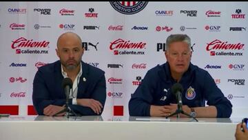 Ricardo Peláez ofrece un mensaje después del partido de Chivas