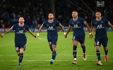 La plantilla del PSG est¨¢ valorada en 990 millones de euros. En buena medida obtiene esta cifra gracias a su tridente. Mbapp¨¦ (160), Neymar (100) y Messi (80) suponen un 34% del valor total de los parisinos. A ellos hay que sumar los fichajes de Achraf (70), Donnarumma (65), Nuno Mendes (40), Wijnaldum (30), Danilo (16) y Sergio Ramos (10).