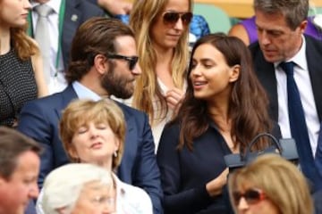 Bradley Cooper e Irina Shayk en el partido de la final masculina entre Andy Murray y Milos Raonic.