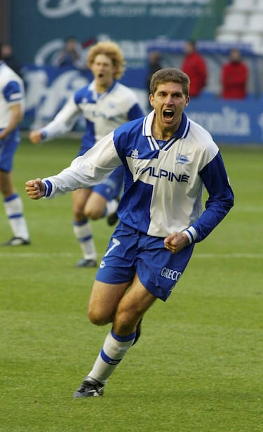 7 años después de dejar la disciplina blaugrana y haciedno una carrera muy meritoria, internacional con Español, campeón de Liga y Copa en 1996 con el Atlético de Madrid, firmó por el Alavés en el verano del año 2000. En sus 3 años como jugador del Alavés jugó 117 partidos, siempre en primera división y fue importante en el Alavés que jugó la final de la UEFA en 2001 frente al Liverpool. Se marchó al Girona donde se retiró y ahora es el presidente del equipo gironí.