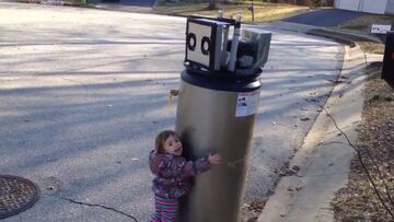 La adorable niña que confunde un calentador roto con un robot