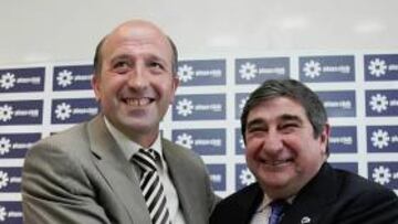<b>SELLADO. </b>Lotina y Lendoiro firmaron ayer el nuevo contrato del técnico vasco hasta junio de 2011.