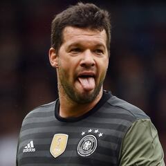 Con Italia eliminada, Ballack ve a Alemania ganando el Mundial y despierta la reacción de los 'tifosi'